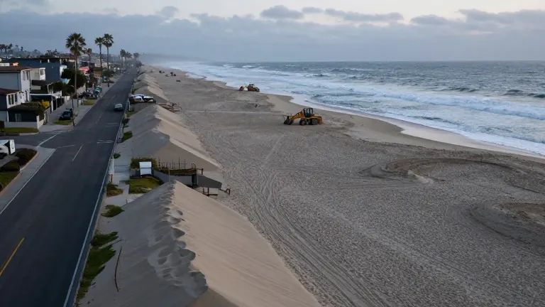 Illustration for: Long Beach crews build sand berms against 8-foot tide threat
